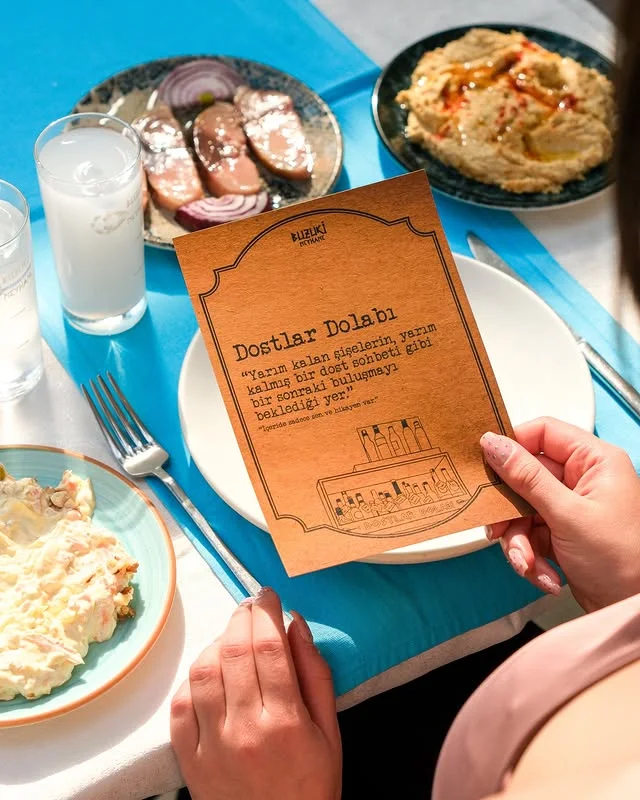 Buzuki sofrasında Dostlar Dolabı menüsü