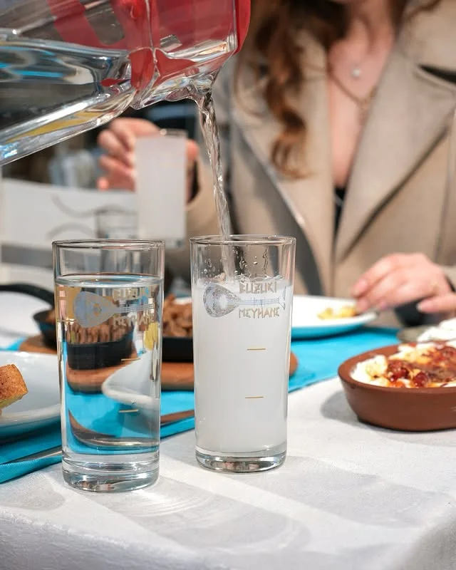 Buzuki masasında rakı servisi