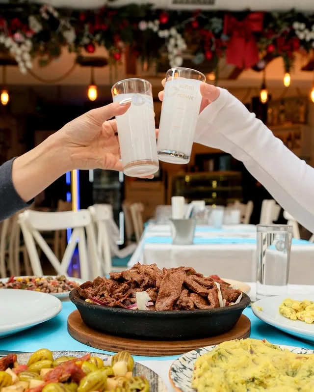 Buzuki sofrasında yaprak ciğer ve kadehler